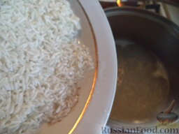 Каша рисовая на молоке: В кипящую воду засыпать подготовленный рис.
