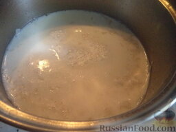 Каша рисовая на молоке: Добавить горячее молоко.
