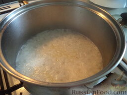 Каша рисовая на молоке: Далее продолжать варить при слабом нагреве 20 минут, время от времени осторожно перемешивая.