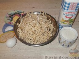 Макаронник или лапшевник с яйцом: Подготовить продукты для лапшевника (макаронника) с яйцом.