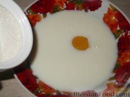 Макаронник или лапшевник с яйцом: В отдельную кастрюлю влить холодное молоко, положить сырые яйца, сахар, соль. Перемешать.
