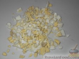 Салат из креветок с рисом и сыром: Яйца очистить и нарезать.