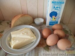 Омлет с ломтиками хлеба: Продукты для омлета с кусочками хлеба перед вами.