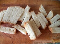 Омлет с ломтиками хлеба: Как приготовить омлет с хлебом на сковороде:    Хлеб нарезать тонкими ломтиками.