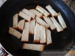 Омлет с ломтиками хлеба: Выложить подготовленный хлеб.