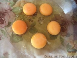Омлет с ломтиками хлеба: Тем временем яйца вбить в миску.