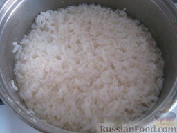Пирог из сырой рыбы с луком и рисом: Как приготовить пирог из сырой рыбы с луком и рисом?   Сначала подготовить рис и лук.    Промыть рис, замочить его в подсоленной холодной воде на 1-1,5 ч, после этого еще раз промыть и отварить в кипящей, слегка подсоленной воде(1 ч. ложка соли) около 15-20 минут. (Чтобы рис получился белым и рассыпчатым, его нужно засыпать в кипящую воду, добавив немного лимонной кислоты.)
