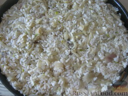 Пирог из сырой рыбы с луком и рисом: На равномерно уложенную рыбу положить 3-4 лавровых листика и остальную начинку из лука и риса так, чтобы она покрыла всю поверхность.