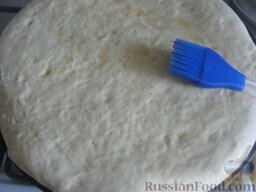 Пирог из сырой рыбы с луком и рисом: Затем смазать пирог взбитым яичным желтком.