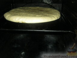 Пирог из сырой рыбы с луком и рисом: Нагреть духовку до 200 °С и поставить в нее смазанный яйцом пирог, на среднюю полку. Затем нагрев уменьшить до 190 °С и печь пирог с рыбой и рисом 40-45 мин. Если жар в духовке неравномерный, то через 20-25 минут противень надо перевернуть другим концом и допекать пирог при температуре 190 °С еще 20 минут.