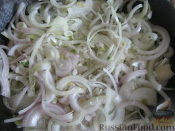 Пирог из сырой рыбы с луком и рисом: Прокалить в глубокой сковороде растительное масло, положить в него лук.