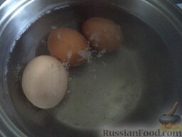 Начинка для пирожков с зеленым луком и яйцом: Как приготовить начинку для пирожков с луком и яйцом:    Яйца поместить в кастрюльку, залить холодной водой, добавить 1 ч. ложки соли, поставить на огонь, довести до кипения, варить на среднем огне 10 минут. Охладить. Очистить.