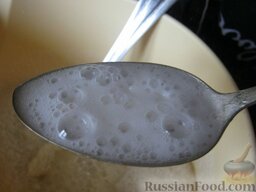 Блины на кислом молоке: Соды 0.5 ч. ложки развести в 1 столовой ложке горячей воды. Затем влить  разведенную  соду в тесто, снова все хорошо взбить.
