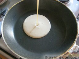Блины на кислом молоке: В середину лить тонким равномерным слоем жидкое тесто, сковороду покрутить, чтобы тесто равномерно распределилось.