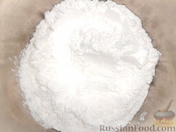 Белая сахарная глазурь: Как приготовить белую глазурь из сахарной пудры:    Всыпать 225 г сахарной пудры в кастрюлю.