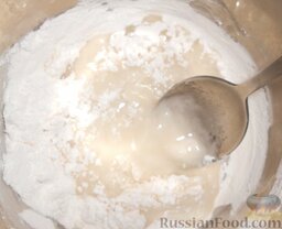 Белая сахарная глазурь: Постепенно смешать сахарную пудру с водой.