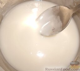 Белая сахарная глазурь: Размешать сахарную пудру с водой до однородной консистенции. Следить за тем, чтобы не было комочков (можно взбить миксером).