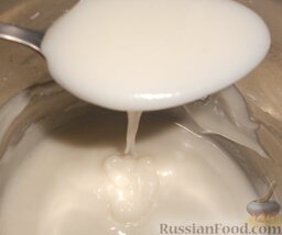 Белая сахарная глазурь: Сахарная белая глазурь должна быть достаточно густой для того, чтобы она не стекала с поверхности изделия.