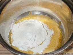 Заварной крем для тортов и пирожных: Муку, сахар и крахмал добавить в растертые желтки.