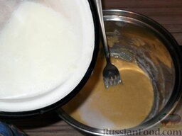 Заварной крем для тортов и пирожных: В яйца тоненькой струйкой влить горячее молоко, непрерывно размешивая, чтобы не допустить свертывания.