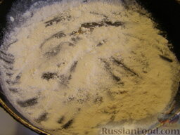 Масляно-заварной крем: Разогреть сухую сковороду. Слегка поджарить на сковороде муку до золотистого цвета. Поджаривать муку нужно 5-10 минут на небольшом огне, непрерывно помешивая.
