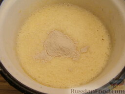 Масляно-заварной крем: Муку остудить и добавить в нее немного яично-сахарной смеси. Хорошо перемешать и соединить, продолжая перемешивать, с остальной яичной массой.