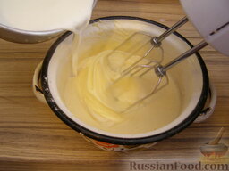 Масляно-заварной крем: Вскипятить молоко и постепенно, малыми порциями, влить его в подготовленную смесь из яиц, сахара и муки.