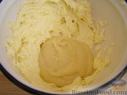 Масляно-заварной крем: Непрерывно взбивая, добавлять в масло небольшими порциями заварную смесь. В готовый масляно-заварной крем добавить ванилин или ликер и перемешать (лучше миксером или блендером).