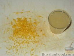 Масляный крем с лимоном и сгущенным молоком: Цедру натереть на мелкой терке, выдавить сок.
