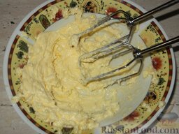 Масляный крем с лимоном и сгущенным молоком: Растереть масло добела.