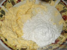 Масляный крем с лимоном и сгущенным молоком: Потом понемногу добавлять в него сахарную пудру. Продолжать взбивать.