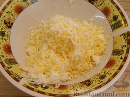 Салат с креветками 1: Яйцо отваривают и трут на мелкой терке.