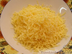 Салат с креветками 1: Сыр трут на мелкой терке.
