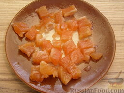 Салат с креветками 1: Рыбу режут на мелкие кусочки.