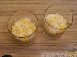 Салат с креветками 1: В креманки кладем слоями: яйцо,