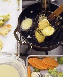 Темпура из овощей: Вот так темпура из овощей выглядит в процессе обжаривания. Овощи удобно вынимать из кипящего масла с помощью сеточки на ручке.