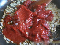 Кетчуп из томатной пасты: Добавляем томатную пасту, тщательно перемешиваем.