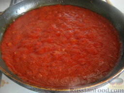 Кетчуп из томатной пасты: Доливаем кипяченую воду до необходимой консистенции. Солим, вливаем уксус, всыпаем сахар (должен получиться кисло-сладкий вкус). Время от времени помешивая, даем закипеть.