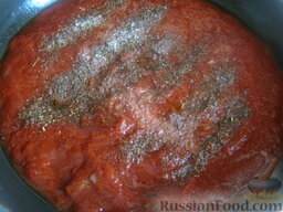 Кетчуп из томатной пасты: Добавляем туда же несколько зубчиков чеснока, добавляем черный и красный перец, кориандр.