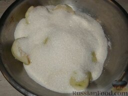 Варенье из груш: Пересыпать разрезанные на половинки и очищенные груши сахаром. Оставить на 6-8 часов.