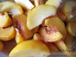 Варенье из нарезанных персиков без воды: Персики нарезать ломтиками.