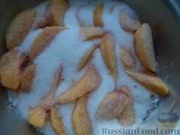 Варенье из нарезанных персиков без воды: Подготовленные персики уложить слоями в таз, пересыпав их сахаром и выставить на холод на 5 часов (в холодильник или погреб).