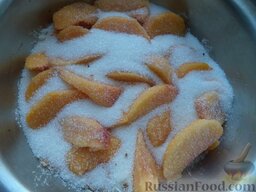 Варенье из персиков ( самый быстрый способ приготовления): Подготовленные персики выложить в миску, пересыпать сахаром.