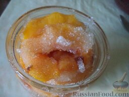 Варенье из персиков ( самый быстрый способ приготовления): Банки промыть с содой, хорошо ополоснуть. Очищенные от кожицы персики, пересыпанные сахаром, положить слоями в стеклянную банку.