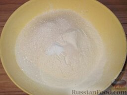 Печенье песочное: Как приготовить песочное печенье:    В муку добавить сахарную пудру или сахарный песок, соду, ванилин, все перемешать.