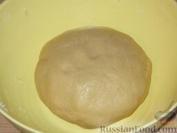 Печенье песочное: Замесить тесто. Скатать его в виде шара, накрыть салфеткой и дать полежать на холоде 20-30 минут.