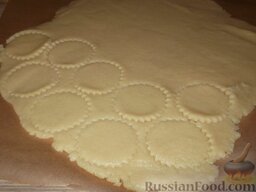 Печенье песочное: После этого уложить тесто на лист пергамента и раскатать в пласт толщиной около 0,5 см. Вырезать маленькие фигурки: кружки диаметром 3-4 см, полумесяцы, ромбики, шпалки и т. п.