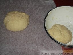 Печенье из теста на сметане (сметанные лепешки ): Готовое тесто разделить на 2 части.