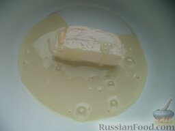 Пирожное "Картошка": В миску выложить мягкое сливочное масло, добавить сгущенное молоко.