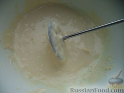 Пирожное "Картошка": Размягченное сливочное масло взбить деревянной ложкой со сгущенным молоком до однородной массы.